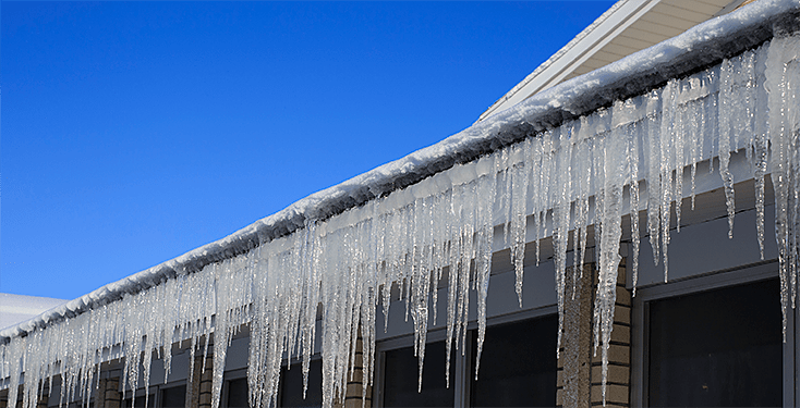 Les conséquences de la neige et la glace sur votre toiture